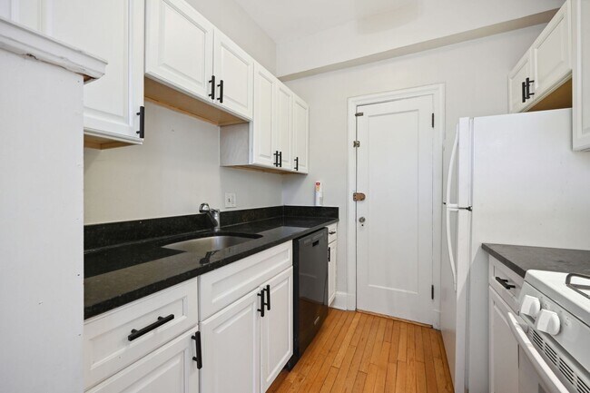 Building Photo - Beautiful, Lighted Filled Studio in Kalorama Heights!