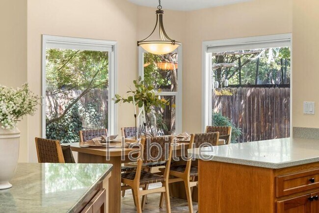 Building Photo - 2160 Dora Ln