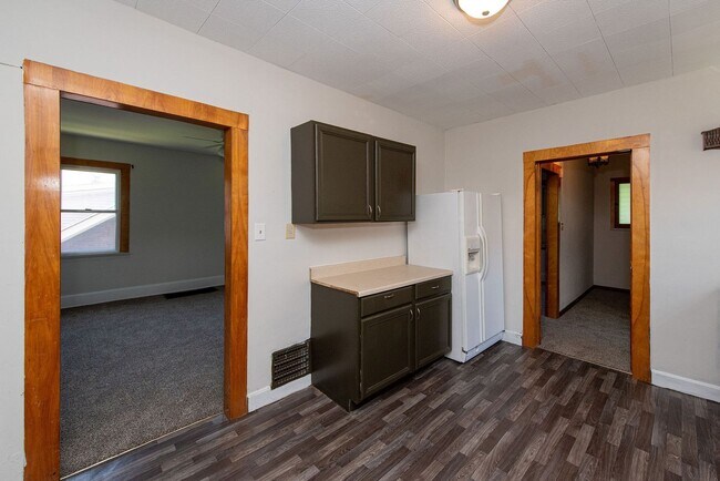 Building Photo - COVEDALE - Charming 3 bed apt, upstairs of...