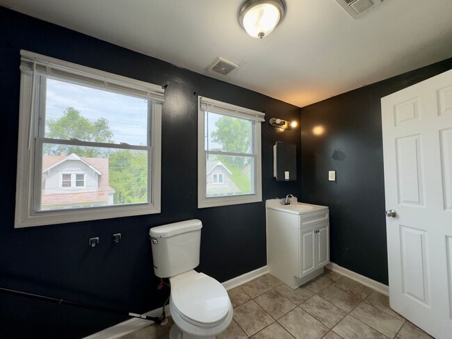 Building Photo - Charming 4 Bedroom/2 Bathroom in Asbury Av...