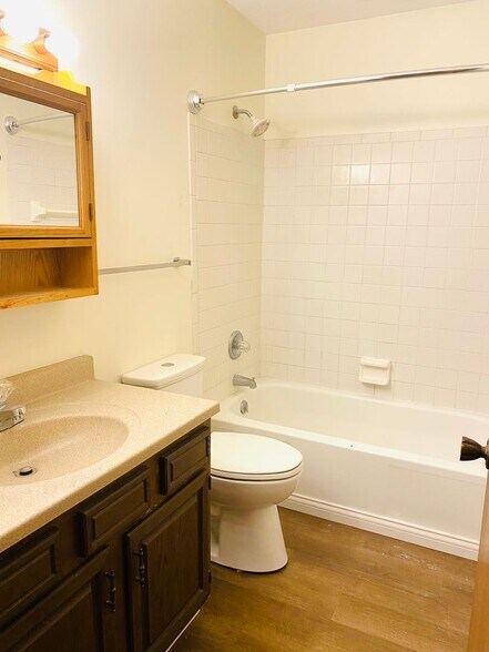 Building Photo - 807 Mitchell Ave