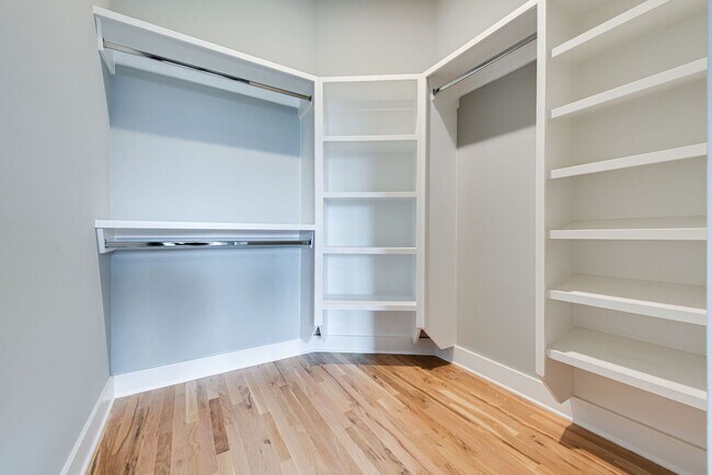 Building Photo - Youngs Lane Luxury Townhome