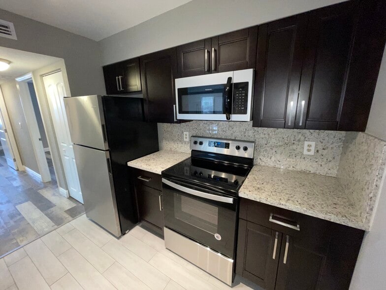 Building Photo - 2831 N Oakland Forest Dr