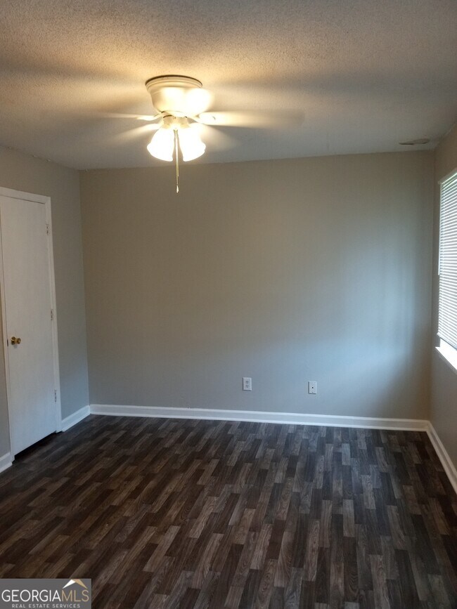 Building Photo - 2928 Dahlia Dr