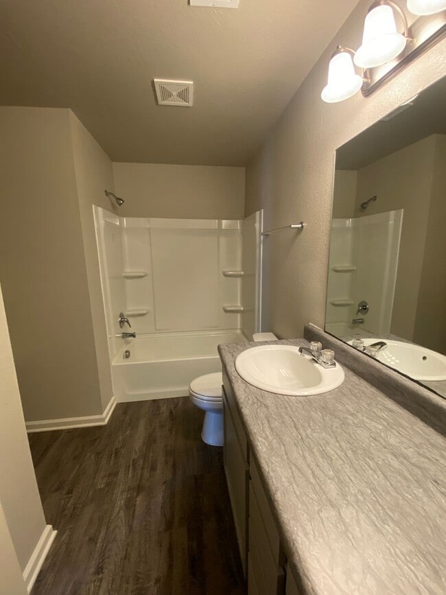 Building Photo - Beautiful 3bed/2bath Home