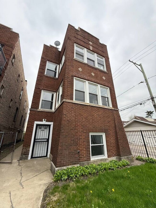 Building Photo - 3247 W Thomas St