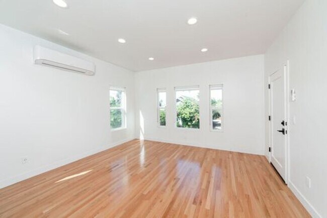 Building Photo - 830 N Coronado St