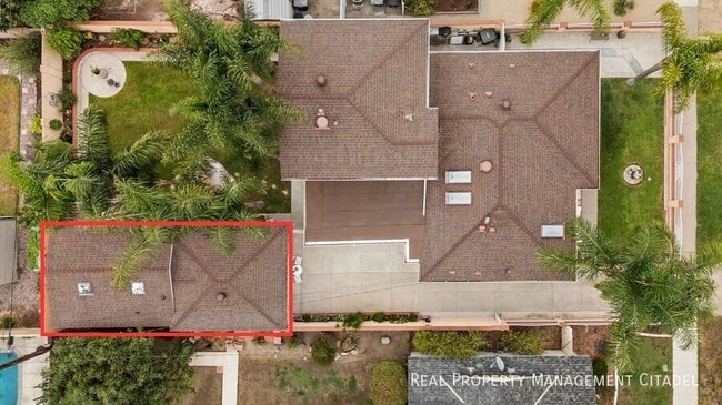 Building Photo - 1018 W Maple Ave