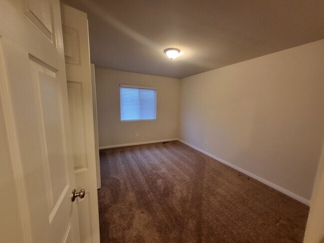 Building Photo - Spacious 4-Bedroom, 2.5-Bath Home Near Dow...