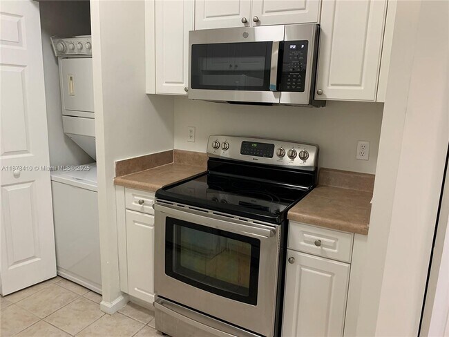 Building Photo - 17150 N Bay Rd