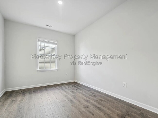 Building Photo - 633 Birchhead Dr