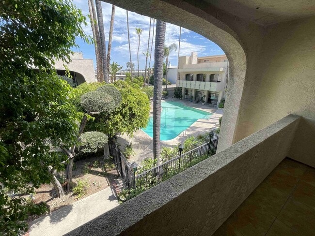 Building Photo - LARGE ENCINO SPA CONDO!