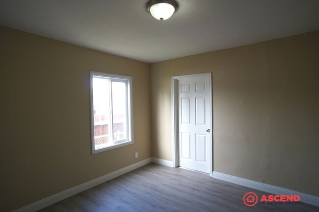 Building Photo - Adorable 4 Bedroom Bungalow!