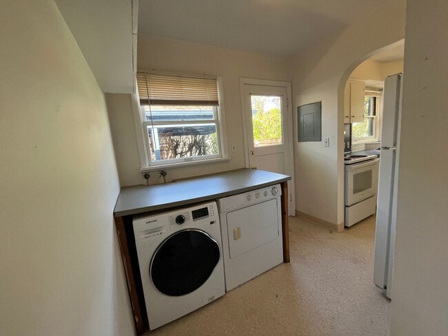 Building Photo - Wonderful 2 Bd 1 Ba home in Woodstock! Covered driveway, Large yard and Shop/Shed !!!