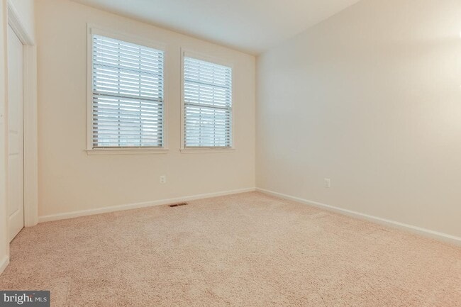 Building Photo - Stunning, light-filled end unit townhome in sought-after Brambleton community.