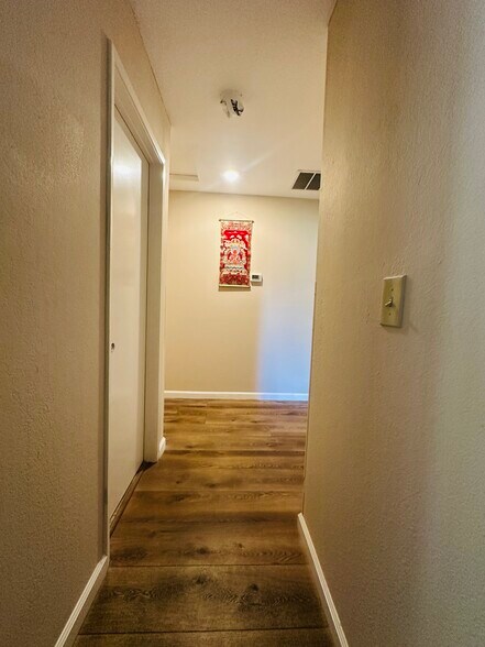 Building Photo - 1465 Madrone Way