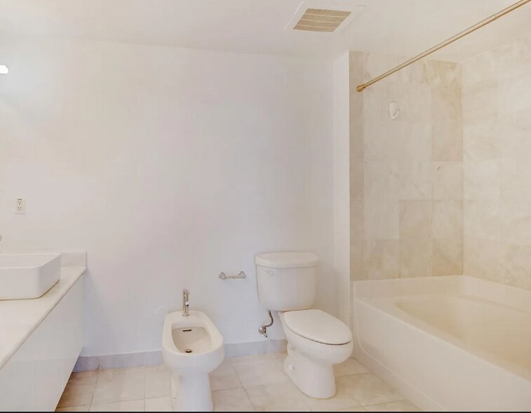 Building Photo - 601 NE 36th St