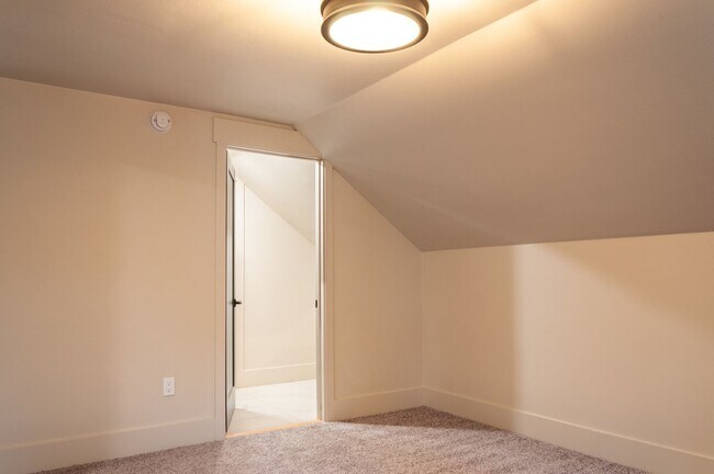 Building Photo - 3br/2bath Custom Remodeled Home Near Okemo