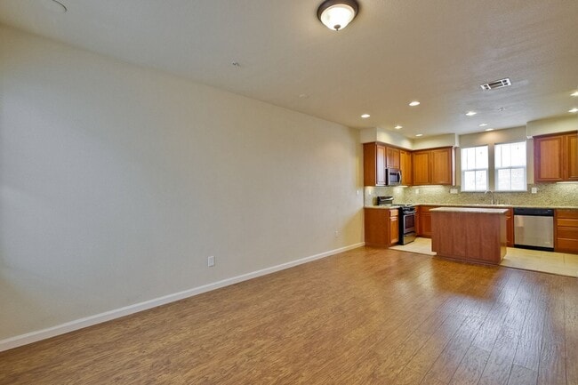 Building Photo - Sought-after Multi-level Home Near Great Mall!