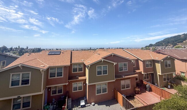 Building Photo - 6491 Bayview Dr