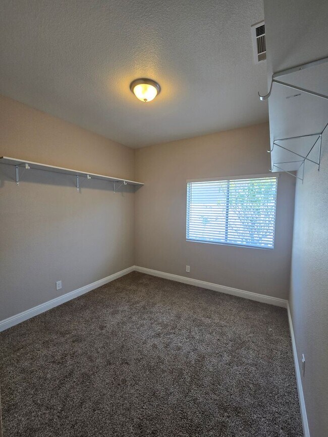 Building Photo - A Fabulous 4 Bedroom Single Story Home at the Lakes