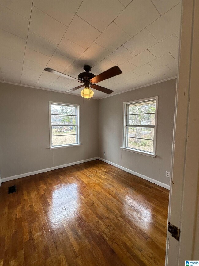 Building Photo - 1220 Skyline Dr