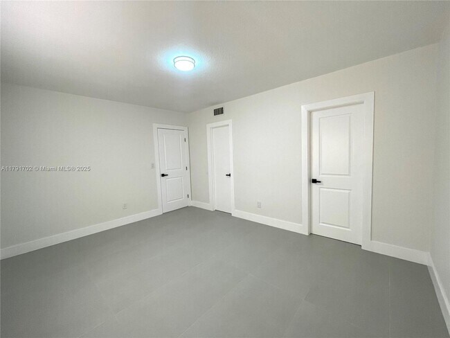 Building Photo - 1035 W 77th St