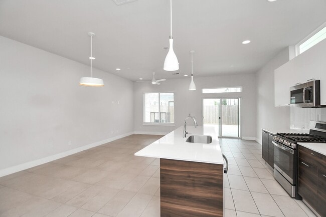 Building Photo - 4709 Oats St