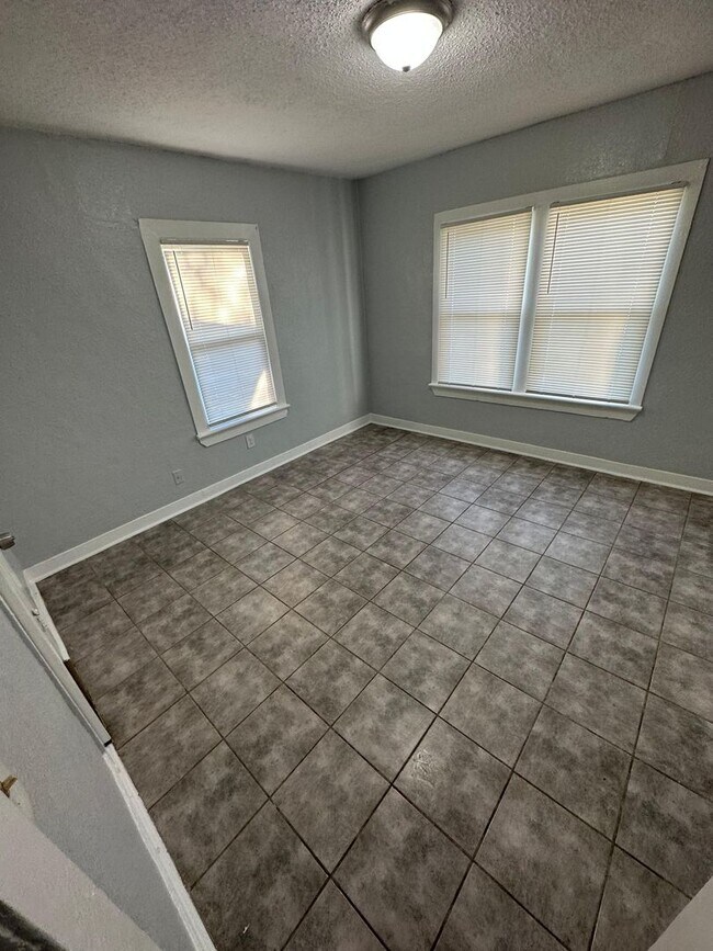 Building Photo - Fully Renovated 2/1 Single Family House Available for Immediate Rent!