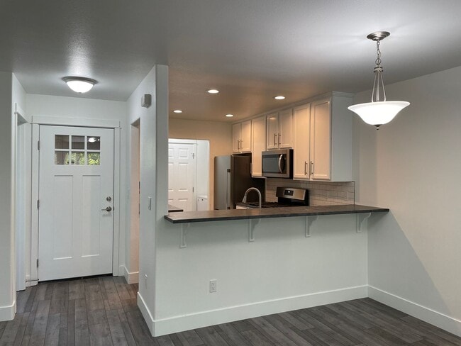 Building Photo - Beautifully Updated 2 Bed / 2.5 Bath Duplex in SW Redmond – Move-In Ready!