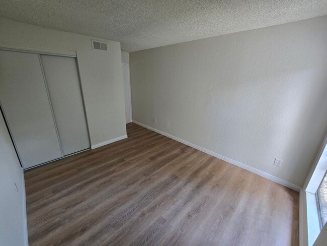 Building Photo - Beautifully Renovated Ground-Floor 2 Bedroom – Over 900 Sq. Ft.!