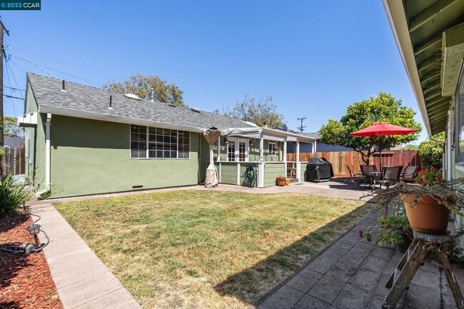 Building Photo - 17665 Via Arroyo