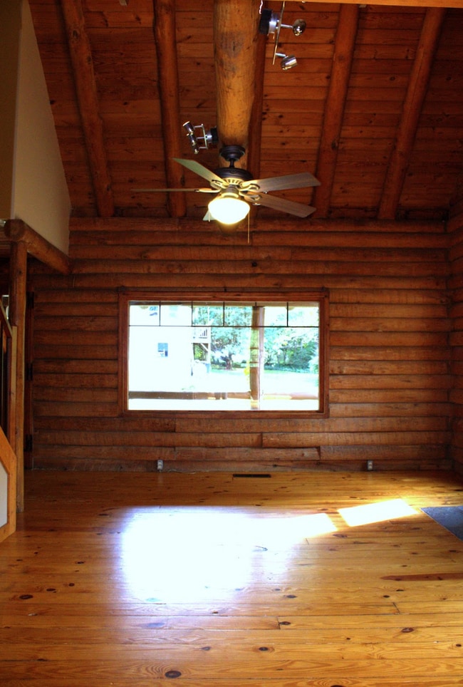 Building Photo - 3 Bedroom 2 bathroom with bonus room log cabin