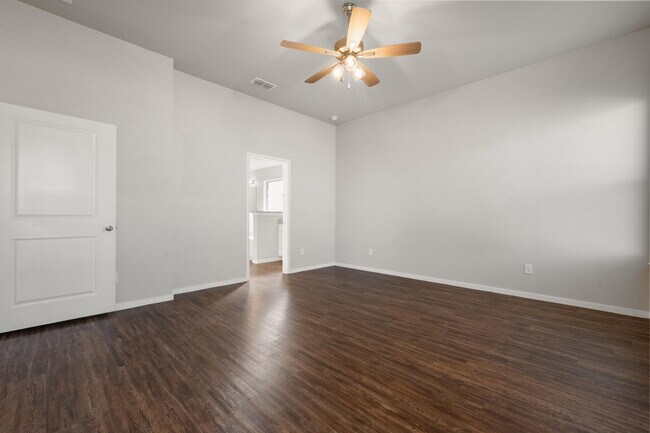 Building Photo - 2022 Kenwood Ave