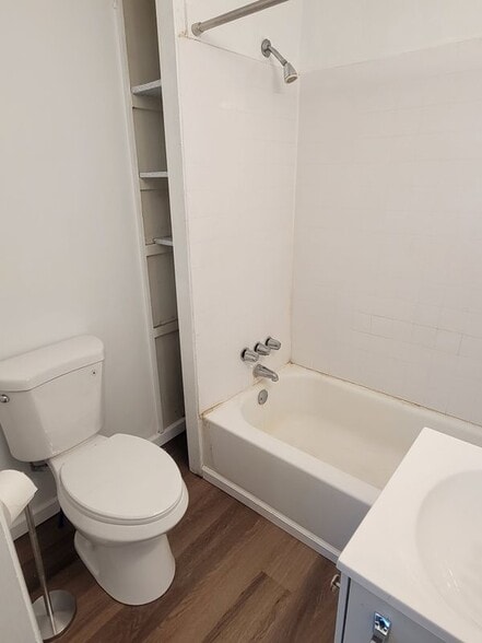 Building Photo - 1024 N High St