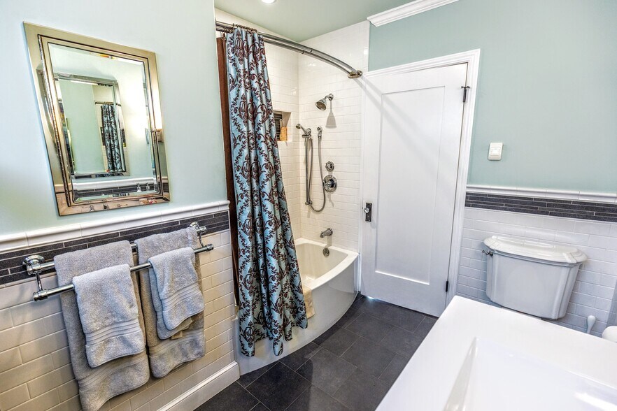 Giant soaker tup and tankless water heater means it's always hot. - 1327 S Sycamore Ave