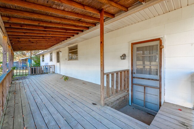 Building Photo - 2 bedroom, 1 bath unit in the heart of Eas...