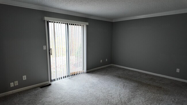 Building Photo - Spacious 2-Bed Townhome with Finished Basement, Pond View & Attached Garage in Fairfield