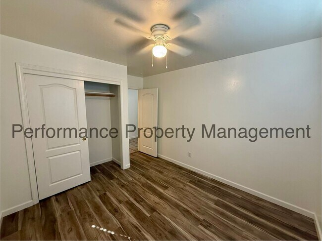 Building Photo - Stunning 5 Bed/2 Bath NW Bakersfield Home