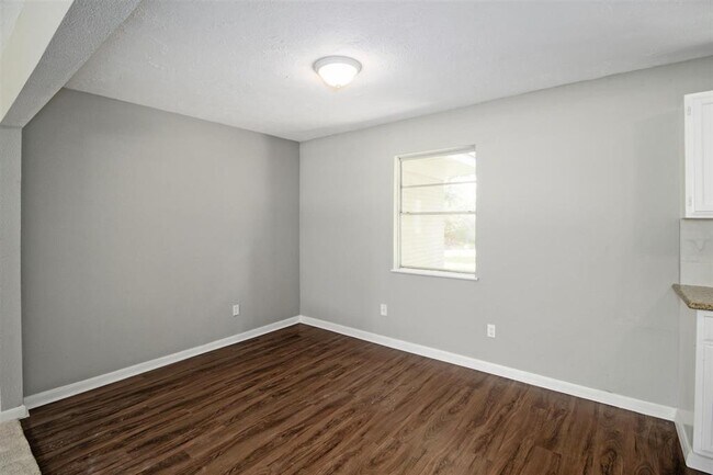 Building Photo - 7 Talisman Ct