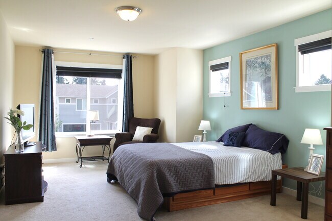 Building Photo - Beautiful DuPont 3 bedroom + Loft + Den Home