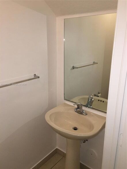 Building Photo - 962 SW 143rd Ave