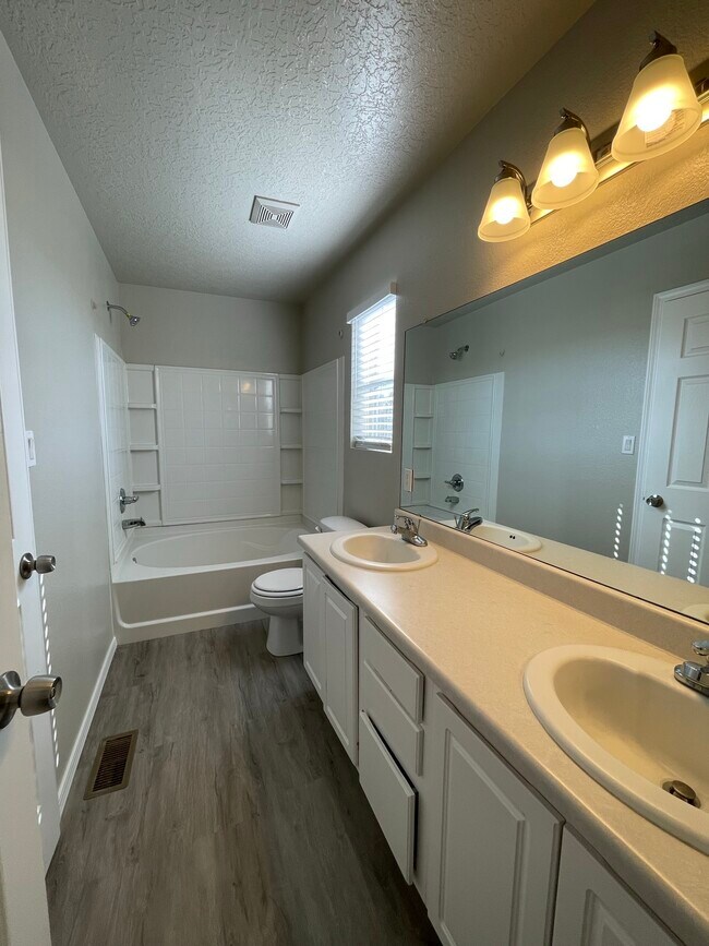 Building Photo - 10716 Habanero Way SE