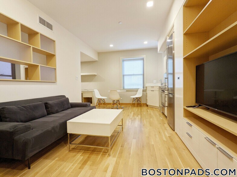 Building Photo - 115 Mt Auburn St