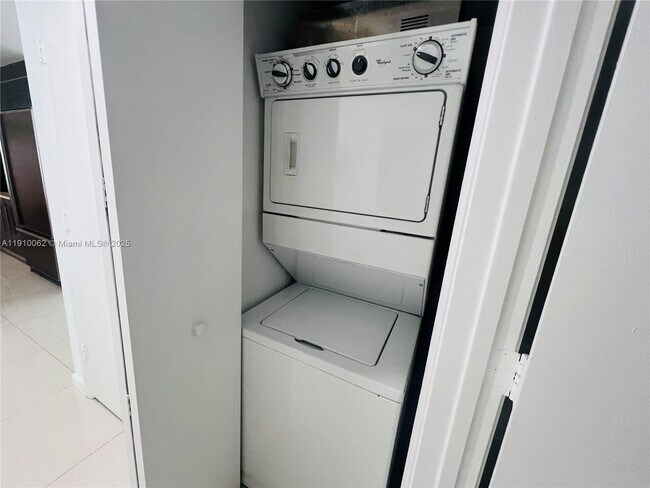 Building Photo - 485 Brickell Ave