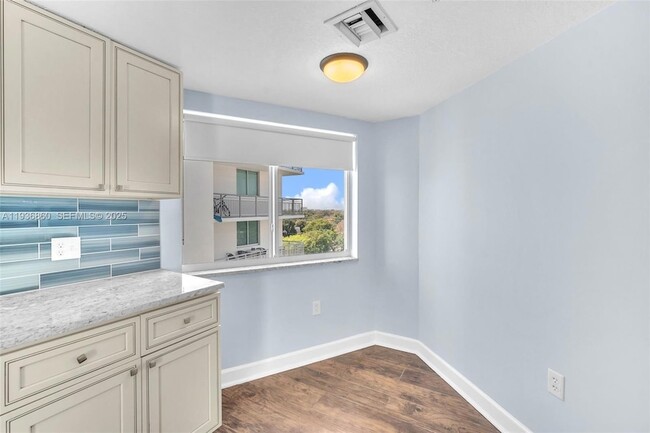 Building Photo - 280 SW 20th Rd