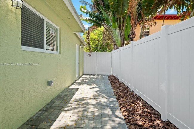 Building Photo - 1242 NW 2nd Ave