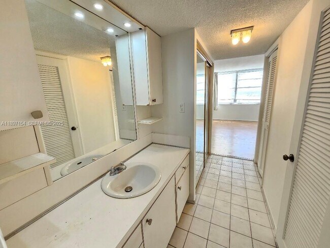 Building Photo - 18031 Biscayne Blvd