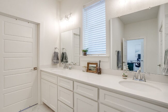 Building Photo - Newly Constructed Townhome Just Steps Off ...