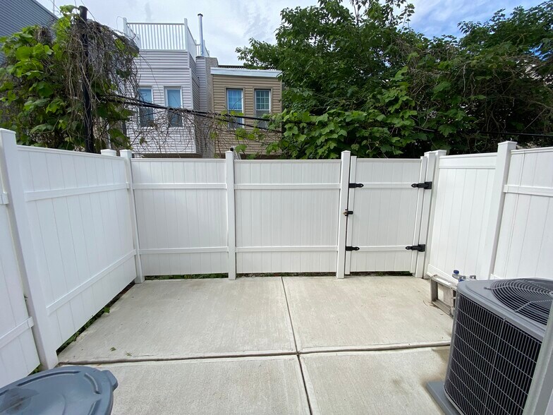 Fenced backyard - 1525 Manton St